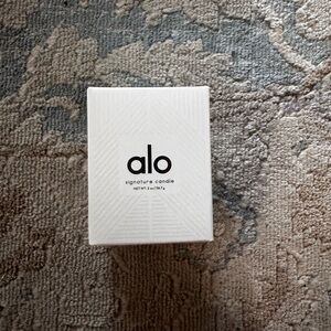 NEW Alo Signature Candle 2 oz